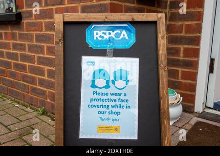 Burnham, Buckinghamshire, Royaume-Uni. 31 octobre 2020. Une affiche de façade à l'extérieur d'un magasin de bienfaisance RSPCA. Le Conseil du Buckinghamshire a mis des avis de « hausse rapide des cas de coronavirus dans cette région » dans les villages et les villes de Buckinghamshire. À la suite de rapports de presse, il semble que le Royaume-Uni repart dans un confinement national pour tenter de ralentir la propagation de Covid-19, alors que les cas continuent d'augmenter rapidement dans certains domaines. Crédit : Maureen McLean/Alay Banque D'Images