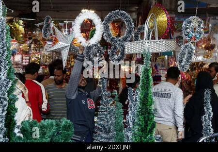 Les effets de Noël sont en vente à la veille de la cérémonie des fêtes de Noël, situé Bohri Bazaar Saddar quartier de Karachi le jeudi 24 décembre 2020. Banque D'Images