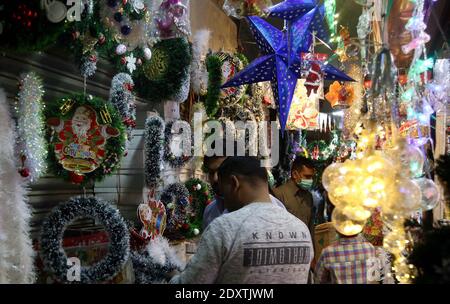 Les effets de Noël sont en vente à la veille de la cérémonie des fêtes de Noël, situé Bohri Bazaar Saddar quartier de Karachi le jeudi 24 décembre 2020. Banque D'Images