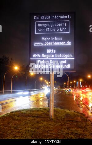 Oberhausen, région de la Ruhr, Rhénanie-du-Nord-Westphalie, Allemagne - couvre-feu à Oberhausen de 9 h à 5 h, la ville d'Oberhausen utilise un affichage pour informer Banque D'Images