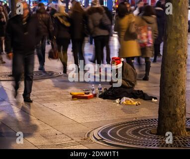 Le vieil homme du Père Noël mendiant sur l'avenue des champs-Élysées à Paris, en France Banque D'Images