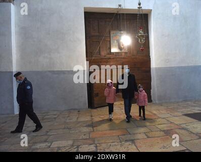 Bethléem, Cisjordanie. 24 décembre 2020. Les Palestiniens visitent l'église de la Nativité la veille de Noël à Bethléem, en Cisjordanie, le jeudi 24 décembre 2020. La pandémie COVID-19 a frappé la ville biblique de naissance de Jésus au début du mois de mars, ce qui a entraîné la fermeture des frontières et l'absence de touristes pendant neuf mois. Photo par Debbie Hill/UPI crédit: UPI/Alay Live News Banque D'Images