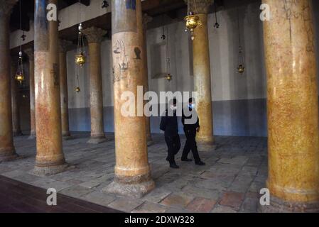 Bethléem, Cisjordanie. 24 décembre 2020. La police palestinienne marche dans une église vide de la Nativité la veille de Noël à Bethléem, en Cisjordanie, le jeudi 24 décembre 2020. La pandémie COVID-19 a frappé la ville biblique de naissance de Jésus au début du mois de mars, ce qui a entraîné la fermeture des frontières et l'absence de touristes pendant neuf mois. Photo par Debbie Hill/UPI crédit: UPI/Alay Live News Banque D'Images