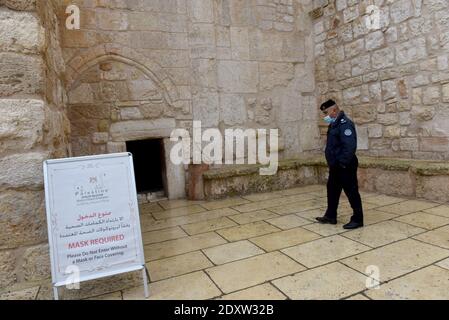 Bethléem, Cisjordanie. 24 décembre 2020. Une police palestinienne marche à l'extérieur de l'église de la Nativité la veille de Noël à Bethléem, en Cisjordanie, le jeudi 24 décembre 2020. La pandémie COVID-19 a frappé la ville biblique de naissance de Jésus au début du mois de mars, ce qui a entraîné la fermeture des frontières et l'absence de touristes pendant neuf mois. Photo par Debbie Hill/UPI crédit: UPI/Alay Live News Banque D'Images