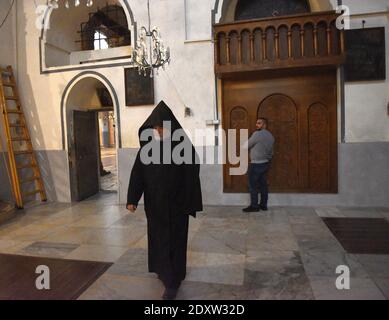 Bethléem, Cisjordanie. 24 décembre 2020. Un prêtre arménien marche dans l'église de la Nativité la veille de Noël à Bethléem, en Cisjordanie, le jeudi 24 décembre 2020. La pandémie COVID-19 a frappé la ville biblique de naissance de Jésus au début du mois de mars, ce qui a entraîné la fermeture des frontières et l'absence de touristes pendant neuf mois. Photo par Debbie Hill/UPI crédit: UPI/Alay Live News Banque D'Images