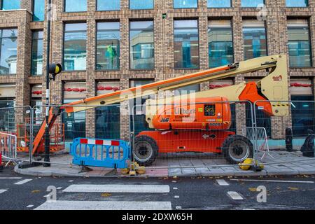 Windsor, Berkshire, Royaume-Uni. 2 novembre 2020. Les travaux de construction se poursuivent à Windsor. Les constructeurs sont considérés comme des travailleurs clés pendant la pandémie de Covid-19. L'Angleterre va bientôt revenir dans un deuxième confinement du coronavirus Covid-19 cette semaine. Le centre-ville de Windsor reste calme. Crédit : Maureen McLean/Alay Banque D'Images