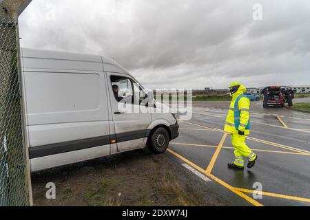 Un chauffeur de camion a vu arriver à l'aéroport de Manston pendant les essais. Les Français ont fermé les frontières avec le Royaume-Uni, craignant qu'une mutation du coronavirus se propage dans le sud de l'Angleterre. Les chauffeurs de camions seront désormais contraints de faire un test de détection du coronavirus avant de pouvoir quitter le Royaume-Uni et entrer en France. Le retard dans les essais et la réticence des Français à ouvrir la frontière ont conduit des milliers de camionneurs à rester coincés sur l'autoroute pendant plusieurs jours, faute d'installations et de nourriture. Banque D'Images