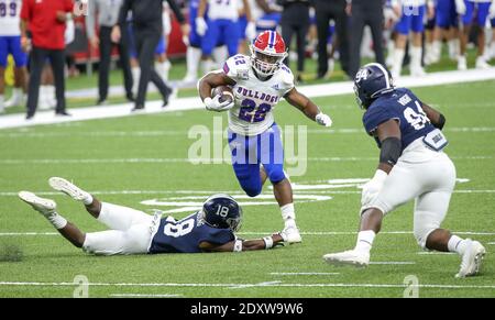 Décembre 23, 2020: Louisiana Tech courant de retour Israel Tucker (22) fait une coupure pendant une belle course pour éviter la Géorgie défenseurs du Sud Justin Birdsong (18) et C.J. Wright (94) pendant le R L Carriers New Orleans Bowl entre les Louisiana Tech Bulldogs et les Georgia Southern Eagles au Mercedes Benz Superdome de la Nouvelle-Orléans, LA. Jonathan Mailhes/CSM Banque D'Images