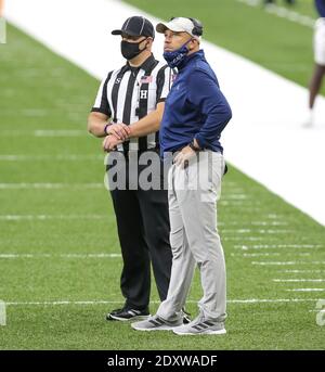 La Nouvelle-Orléans, LOUISIANE, États-Unis. 23 décembre 2020. Chad Lunsford, entraîneur de Georgia Southern Head, regarde la rediffusion avec un officiel lors du R L Carriers New Orleans Bowl entre les Louisiana Tech Bulldogs et les Georgia Southern Eagles au Mercedes Benz Superdome de la Nouvelle-Orléans, LA. Jonathan Mailhes/CSM/Alamy Live News Banque D'Images