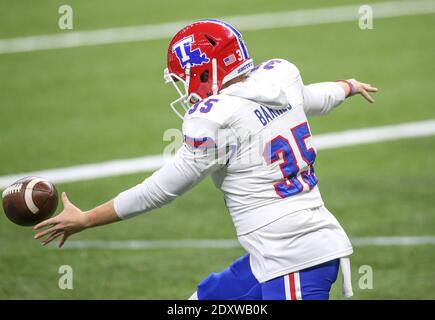 La Nouvelle-Orléans, LOUISIANE, États-Unis. 23 décembre 2020. Louisiana Tech Kicker Jacob Barnes (35) va pour un punt pendant le R L Carriers New Orleans Bowl entre les Louisiana Tech Bulldogs et les Georgia Southern Eagles à la Mercedes Benz Superdome à la Nouvelle-Orléans, LA. Jonathan Mailhes/CSM/Alamy Live News Banque D'Images