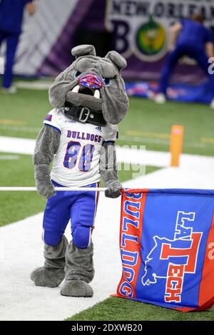 La Nouvelle-Orléans, LOUISIANE, États-Unis. 23 décembre 2020. La mascotte Louisiana Tech ''champ'' se déplace sur la touche pendant le R L Carriers New Orleans Bowl, entre les Louisiana Tech Bulldogs et les Georgia Southern Eagles au Mercedes Benz Superdome de la Nouvelle-Orléans, EN LOUISIANE. Jonathan Mailhes/CSM/Alamy Live News Banque D'Images