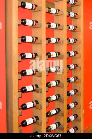 Balaklava, Crimée, Russie-2 juin 2018 : stockage de bouteilles de vin sur des étagères en bois dans une boutique de vin. Bouteilles de vin à collectionner Banque D'Images