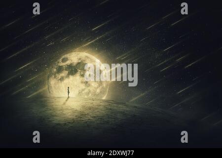 Scène du monde surréaliste avec une silhouette de personne, seule sur un terrain vide sec, regardant le ciel étoilé avec des comètes tombant, sur une pleine lune backgro Banque D'Images