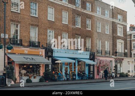 Londres, Royaume-Uni - 5 décembre 2020 : rangée de cafés et fleuristes décorés pour Noël sur Connaught Street à Mayfair, un quartier riche de l'extrémité ouest de Lo Banque D'Images