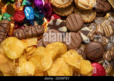 Une délicieuse assiette de croustilles gâteries et chocolats Banque D'Images