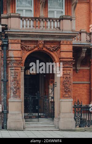 Londres, Royaume-Uni - 5 décembre 2020 : entrée d'un immeuble traditionnel en briques rouges à Mayfair, un quartier riche de l'extrémité ouest de Londres dans la ville Banque D'Images