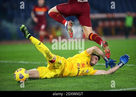 Le gardien de but de Cagliari Alessio Cragno sauve le ballon de Jordan Veretout of Roma (UP) réagit pendant le championnat italien Serie UN match de football entre AS Roma et Cagliari Calcio le 23 décembre 2020 au Stadio Olimpico à Rome, Italie - photo Federico Proietti / DPPI / LM Banque D'Images