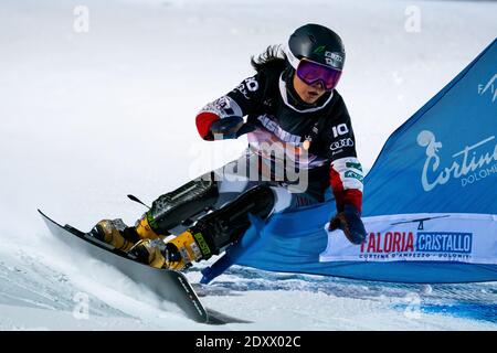 Cortina d'Ampezzo, Italie, 12 décembre 2020. TAKEUCHI Tomoka du Japon en compétition dans le Slalom géant parallèle féminin de la coupe du monde de snowboard FIS 2021 Banque D'Images