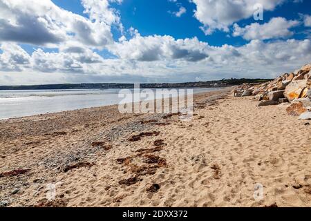 Journée ensoleillée à long Rock Beach près de Penzance Cornwall Angleterre ROYAUME-UNI Banque D'Images