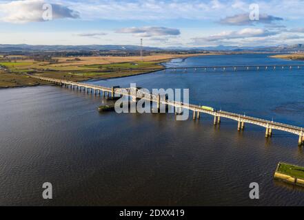 Vue aérienne du pont de Kincardine et du pont de Clackmannanshire qui enjambe le Firth of Forth à Kincardine-on-Forth, en Écosse. Banque D'Images
