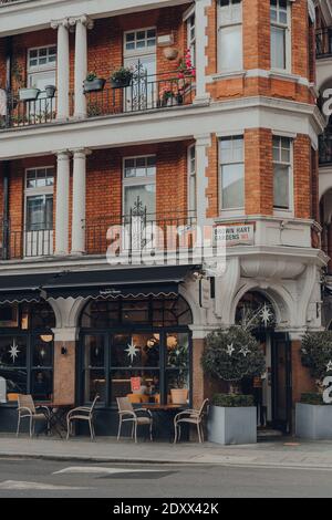 Londres, Royaume-Uni - 5 décembre 2020 : tables vides à l'extérieur du restaurant Spaghetti House de Mayfair, un quartier riche du West End de Londres dans la City Banque D'Images