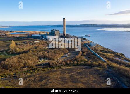 Vue aérienne de la centrale au charbon de Longannet mise hors service à Kincardine de Forth, en Écosse. Banque D'Images