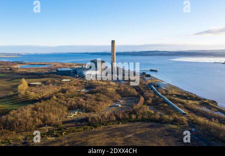 Vue aérienne de la centrale au charbon de Longannet mise hors service à Kincardine de Forth, en Écosse. Banque D'Images