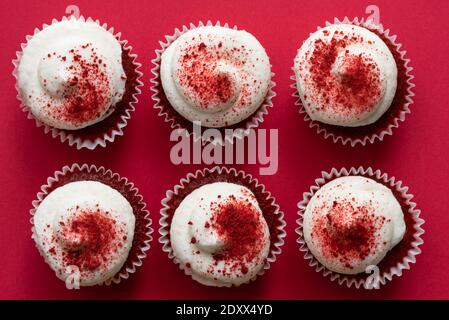 Cupcakes en velours rouge glacé Banque D'Images