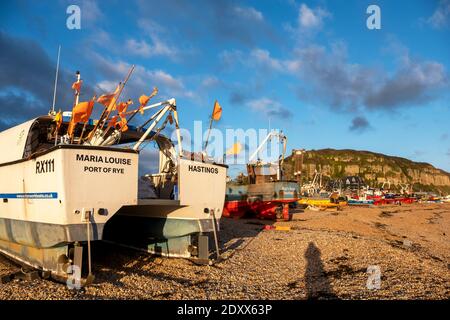 Hastings, East Sussex, Royaume-Uni. 24th décembre 2020. Les bateaux de pêche de Hastings se sont arrêtés sur la plage de Stade le jour où un accord post-Brexit est conclu avec l'UE et les droits de pêche finalement convenus avec la Grande-Bretagne. Avec plus de 25 bateaux de pêche commerciale, Hastings dispose de la plus grande flotte de pêche lancée sur la plage en Europe. C.Clarke/Alamy Live News Banque D'Images