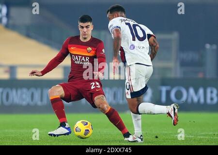 Gianluca Mancini de Roma (L) vies pour le ballon avec Geraldino Joao Pedro de Cagliari pendant le championnat italien Serie / LM Banque D'Images