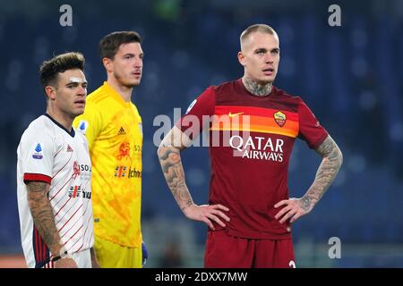 Nahitan Nandez (L) et Alessio Cragno (C) de Cagliari et Rick Karsdorp de Roma (R) réagit pendant le championnat italien S / LM Banque D'Images