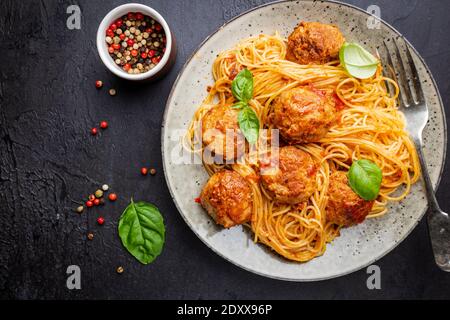 Assiette de spaghetti aux boulettes de viande à la tomate sauce marinara, vue du dessus Banque D'Images