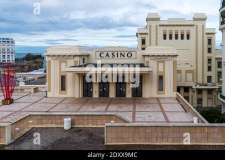BIARRITZ, FRANCE - 23 DÉCEMBRE 2020 : vue extérieure du casino de Biarritz, célèbre bâtiment de style art déco situé à côté de la plage Banque D'Images