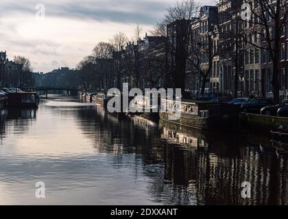 Amsterdam, pays-Bas 16 décembre 2020 : image du Canal Korte Prinsengracht à Amsterdam avec des bateaux à moteur qui brillent sous le soleil de la fin de l'hiver Banque D'Images