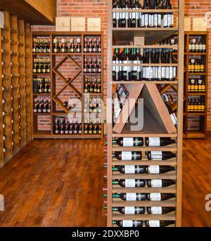 Balaklava, Crimée, Russie-2 juin 2018 : stockage de bouteilles de vin sur des étagères en bois dans une boutique de vin. Bouteilles de vin à collectionner Banque D'Images