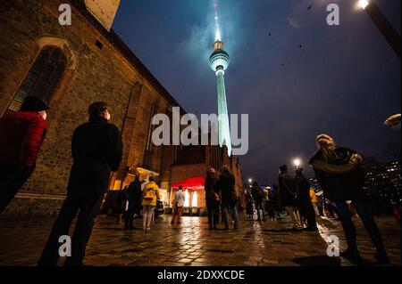 Berlin, Allemagne. 24 décembre 2020. Un service en plein air sera organisé devant l'église Sainte-Marie, près de la tour de télévision. Credit: Christophe bateau/dpa/Alay Live News Banque D'Images