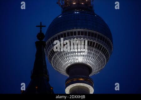 Berlin, Allemagne. 24 décembre 2020. Derrière le haut du clocher de l'église Sainte-Marie se trouve la tour de télévision. Credit: Christophe bateau/dpa/Alay Live News Banque D'Images