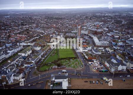 Photo aérienne de Waterloo Square à Bognor Regis avec un terrain de golf fou et un vert de bowling en vue. Banque D'Images