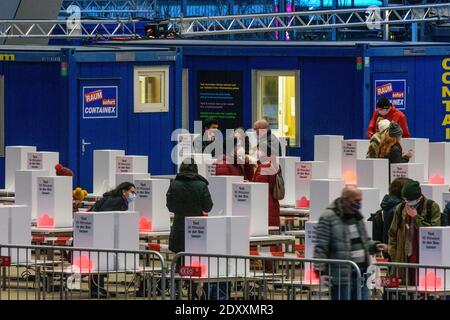 Wien, Vienne: Essai rapide gratuit COVID-19 de la ville de Vienne en face de l'Autriche Centre Vienne, les gens attendent 10 minutes pour que l'échantillon soit eff Banque D'Images