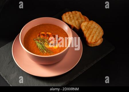 Délicieuse soupe de champignons avec de l'aneth et du pain grillé sur la table. Vue de dessus horizontale Banque D'Images