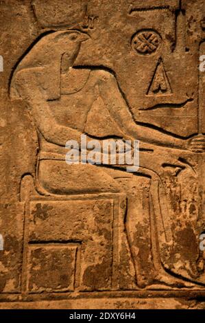 Linteau de calcaire d'Ahmose I. fragment. Le dieu Montu (assis sur un trône à tête de faucon) reçoit l'offrande du roi Ahmose I. 18e dynastie. 1500 BC-1525 BC. Haute Égypte, Armant. British Museum. Londres, Angleterre, Royaume-Uni. Banque D'Images