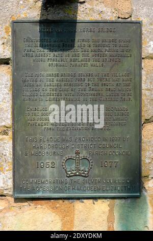 Le 13ème siècle, construit en pierre Packhorse Bridge, village de Medbourne, comté de Leicestershire, Angleterre, Royaume-Uni Banque D'Images