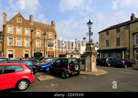 Vue d'été sur la place du marché d'Uppingham, Rutland, Angleterre, Royaume-Uni Banque D'Images