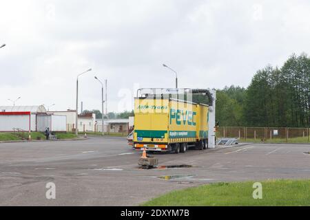 Bruzgi, Bélarus - 20 mai 2014 : camion de balayage du système d'inspection mobile au point de contrôle international Bruzgi. Banque D'Images