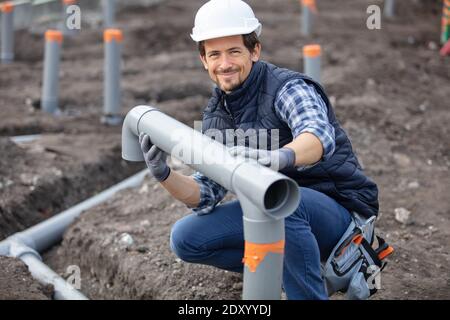 vue sélective de l'entrepreneur tenant un tube en plastique Banque D'Images