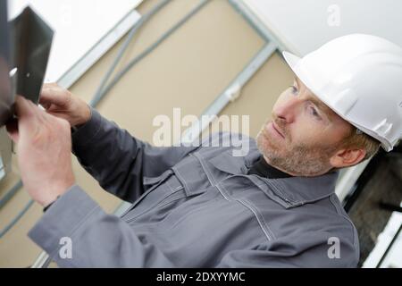 photo d'un plâtrier mâle avec casque de sécurité Banque D'Images