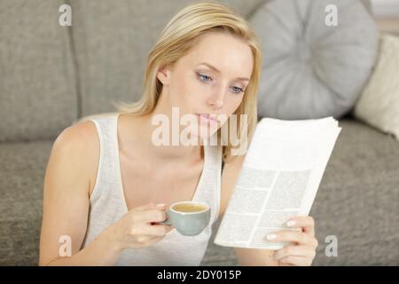 femme lisant le journal sur fond de bois Banque D'Images