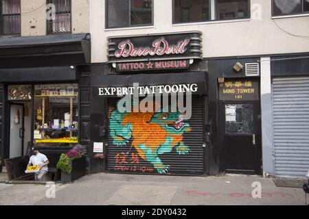 Dare Devil Tattoo Museum sur Division Street dans Chinatown, Lower East Side, Manhattan. Banque D'Images