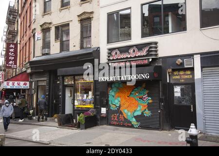 Dare Devil Tattoo Museum sur Division Street dans Chinatown, Lower East Side, Manhattan. Banque D'Images