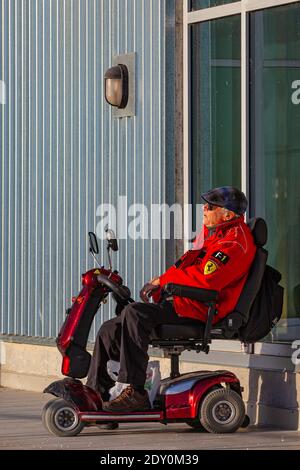 Un homme plus âgé se détendant sous le soleil de décembre le long du front de mer Steveston En Colombie-Britannique, au Canada Banque D'Images